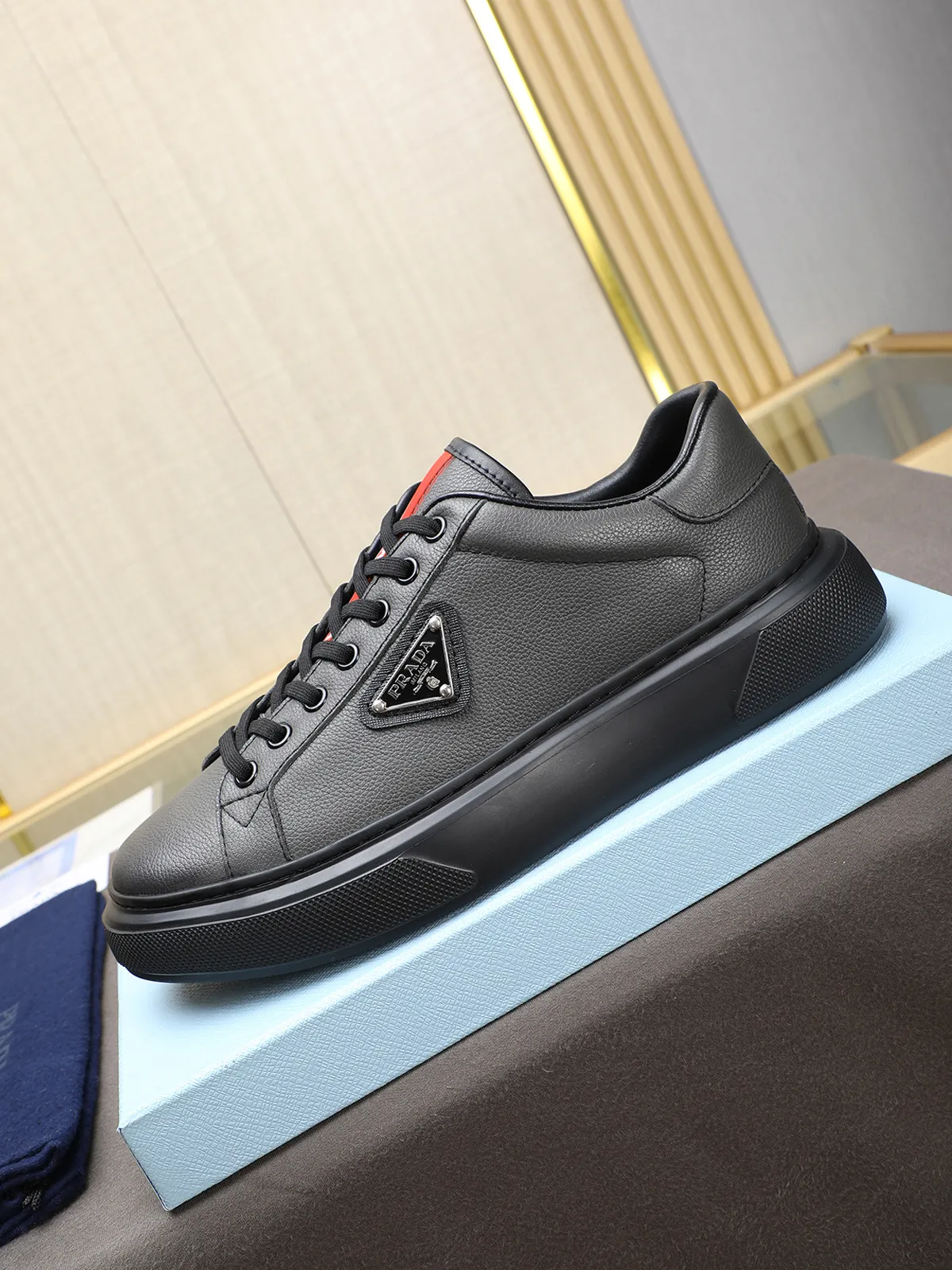 Men's shoes 💰460 Prada/Prada Men's new casual shoes, this upper is made of imported calfskin + sheep lining! The outside is decorated with the P family's classic metal triangle enamel logo, and the outsole is made of non-slip sports foam ultra-light outsole, which feels good on the feet and is a fashionable and fashionable item!  Size: 38-44 (45 customized)
